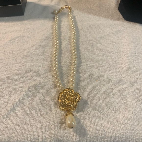 Avon “Sommerset Collecton”  Pearl Necklace with Gold Floral Accent NIB - Picture 2 of 7